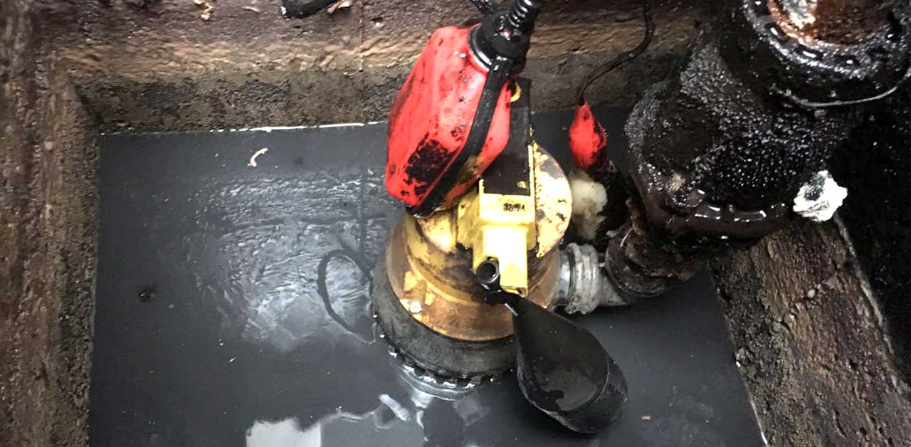 Pumpensumpf einer Hebeanlage mit Schmutzwasserpumpe. Das System wurde 15 Jahre nicht gewartet.